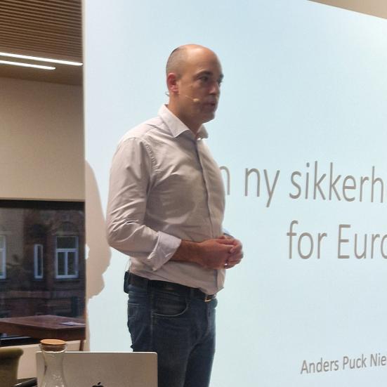 Anders Puck Nielsen foran et lærred