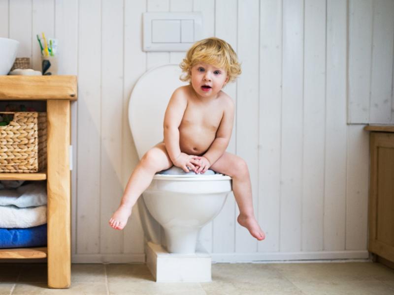 Lille barn på toilettet