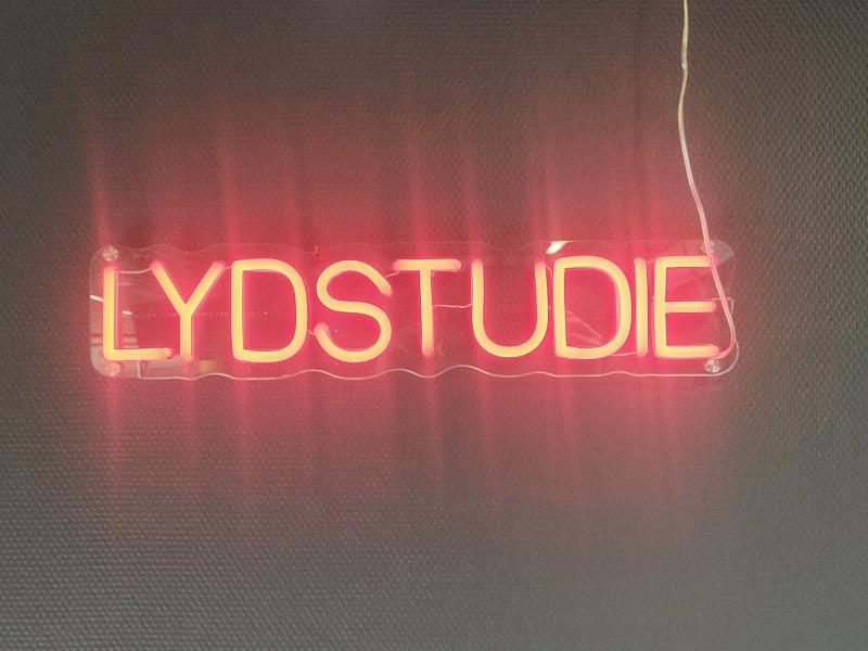 Lydstudiets neonskilt