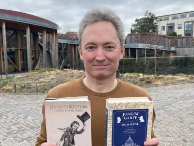 Michael Linde Larsen med de to bøger læseklubben skal læse